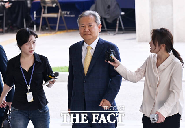 내란 사건을 수사하는 조은석 특별검사팀이 12·3 비상계엄 당시 언론사 단전·단수를 지시한 혐의를 받는 이상민 전 행정안전부 장관을 불러 조사중이다. 이 전 장관이 지난달 25일 오전 서울 서초구 서울고등검찰청에 마련된 내란 특검 사무실에 피의자 신분으로 출석하고 있다./이새롬 기자