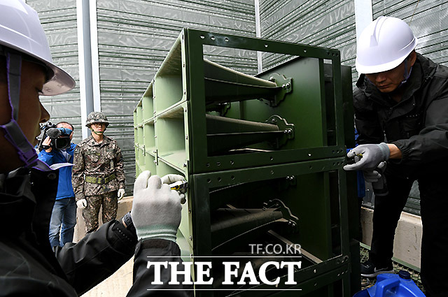 우리 군이 접경지역에 설치한 대북 확성기 철거를 4일 시작했다. 지난 6월 11일 이재명 대통령의 지시에 따라 대북 확성기 방송을 중지한 지 53일 만이다. 사진은 지난 2018년 5월 1일 육군 9사단 교하중대 교하 소초 장병들이 경기도 파주시 민간인 통제구역에 설치된 고정형 대북 확성기를 철거하는 모습. /사진공동취재단