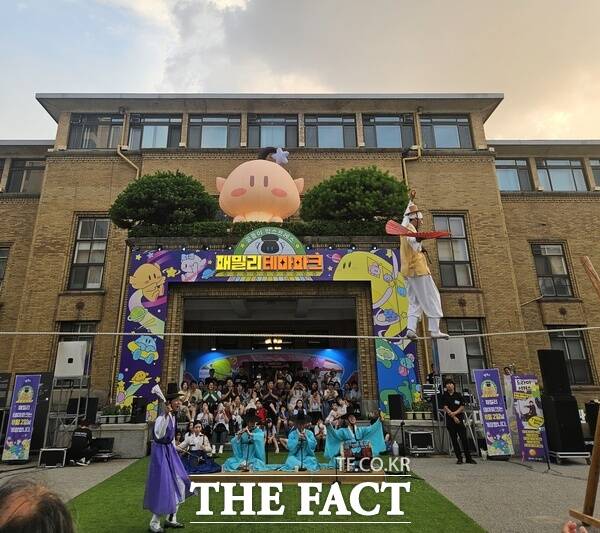 대전문화재단이 대전 0시 축제의 붐업 조성을 위해 2일부터 옛 충남도청사에서 패밀리테마파크를 운영하고 있다. 사진은 공연의 하이라이트인 국가무형유산으로 지정된 줄타기 공연 모습. /대전문화재단