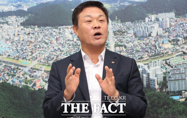 이학수 정읍시장이 4일 시청에서 기자회견을 열고, 시민 안전이 보장되지 않는 상황에서의 화력발전소 공사 강행은 절대 용납할 수 없다는 뜻을 분명히 밝혔다. 시는 시민 생존권 침해 우려가 크다고 판단하고 강도 높은 대응에 나섰다. / 정읍시