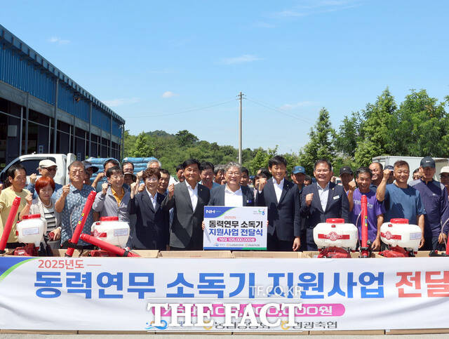 영광군이 동력 연무소독기를 축산 농가에 전달하고 기념사진을 찍고 있다. /영광군