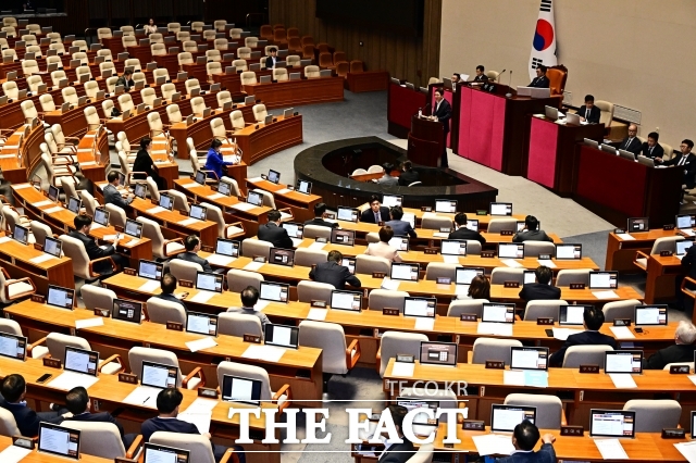 인공지능 디지털 교과서(AI 교과서)의 지위를 교육자료로 격하하는 초중등교육법 개정안이 4일 국회 본회의를 통과했다. 사진은 신동욱 국민의힘 의원이 이날 오후 서울 여의도 국회에서 열린 본회의에 참석해 무제한 토론을 하는 모습. /국회=배정한 기자