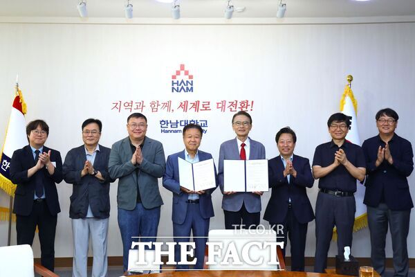 한남대학교와 헬리콥터 항공운송회사인 헬리코리아와 4일 한남대 본관 2층 총장 접견실에서 국방 무인·항공·우주분야 연구를 위한 기술교류, 창업교육 지원을 협의 등 업무협약을 체결했다./한남대학교