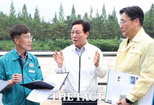 박완수(가운데) 경남도지사가 4일 남강댐을 찾아 최근 집중호우에 따른 대응 상황을 점검했다./경남도