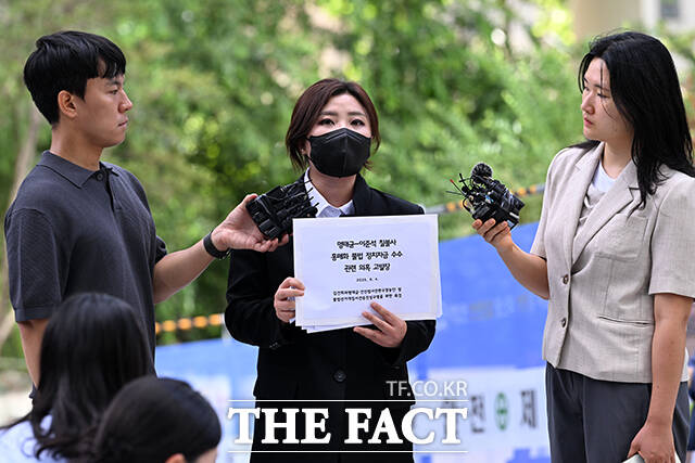 정치 브로커 명태균 씨의 전 변호인 김소연 변호사가 4일 오전 이준석 개혁신당 대표 등에 대한 고발장을 제출하기 위해 서울 종로구 KT 광화문 빌딩 웨스트에 마련된 김건희 특검팀(특별검사 민중기) 사무실로 향하며 취재진에게 설명을 하고 있다. /서예원 기자