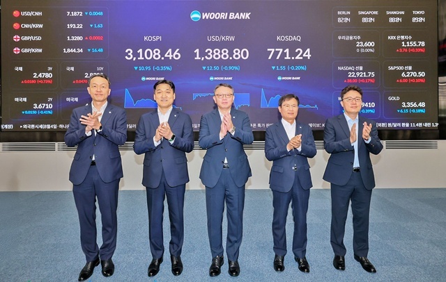 4일 우리은행 회현동 본점 자금시장그룹 딜링룸 전광판 점등식에 (왼쪽부터) 이정섭 브랜드홍보그룹장, 박형우 자금시장그룹장, 정진완 은행장(가운데), 양현근 상임감사위원, 한세룡 업무지원그룹장이 참석해 기념촬영을 하고 있다. /우리은행