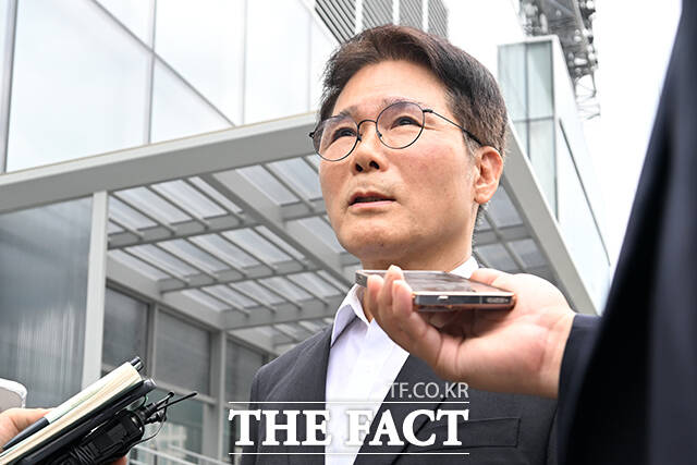 이찬우 사단법인 한국건설사회환경학회 회장이 4일 오후 서울 종로구 KT 광화문 빌딩 웨스트에 마련된 김건희 여사 관련 의혹을 수사하는 민중기 특별검사팀 사무실로 참고인 조사를 받기 위해 출석하고 있다. /서예원 기자