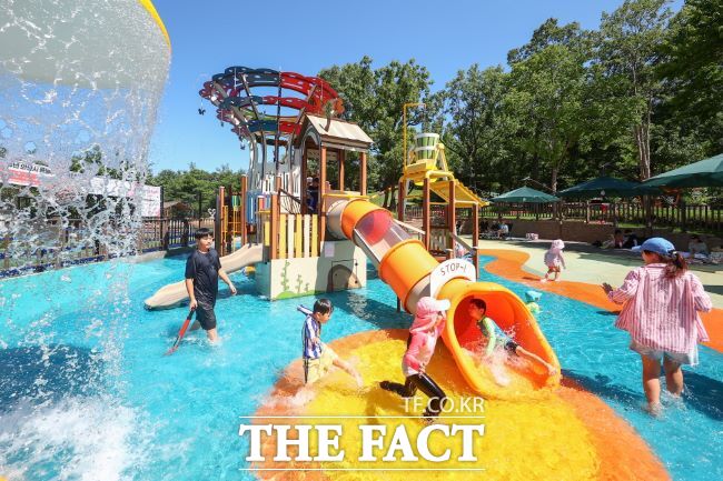 가막들공원 물놀이장 풍경./의왕시