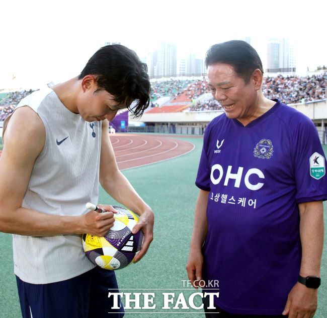 손흥민 선수가 최대호 안양시장에게 사인볼을 전했다./페이스북 갈무리