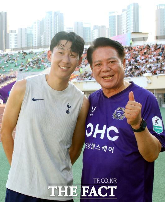 손흥민 선수와 최대호 안양시장 기념 촬영 모습./페이스북 갈무리