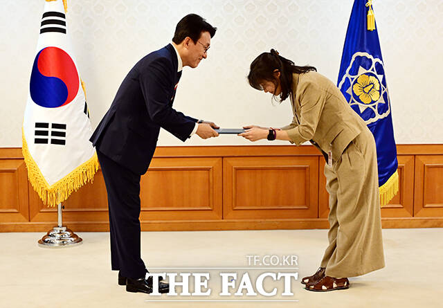 김민석 국무총리가 권은비 작가에게 위촉장을 수여하고 있다.