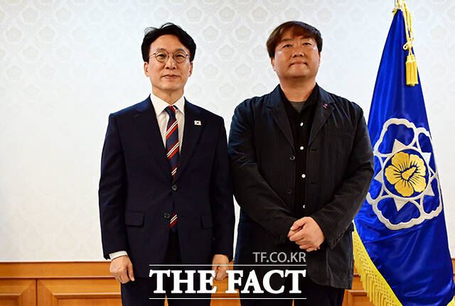 김민석 국무총리가 김덕진 위원과 기념촬영을 하고 있다.