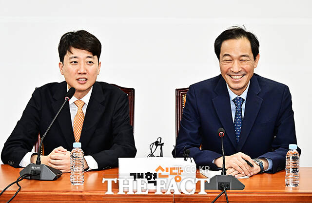 우상호 대통령실 정무수석 접견하며 인사말 하는 이준석 개혁신당 대표(왼쪽).