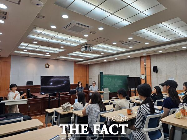 충남대 법률센터가 4일 충남대 법학전문대학원에서 대전·충남·세종 지역 고등학생 10여 명이 참가한 가운데 고교 로스쿨 행사를 진행하고 있다. /충남대학교