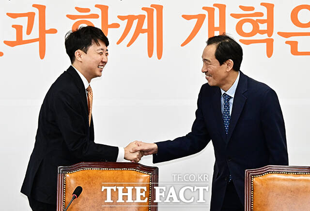 우상호 대통령실 정무수석과 인사하는 이준석 개혁신당 대표.