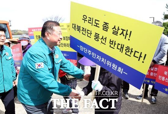 지난 4월 23일 납북자가족모임 대북전단 살포 집회에 대응하기 위해 경기 파주시 장단면 주민들이 대응 집회를 하는 현장을 찾은 김경일 경기 파주시장(앞줄 왼쪽 2번째)이 주민들을 격려하고 있다. 당시 주민들은 북한의 대남 방송을 멈추기 위해 대북 전단을 중단해 줄 것으로 요청했다./파주시