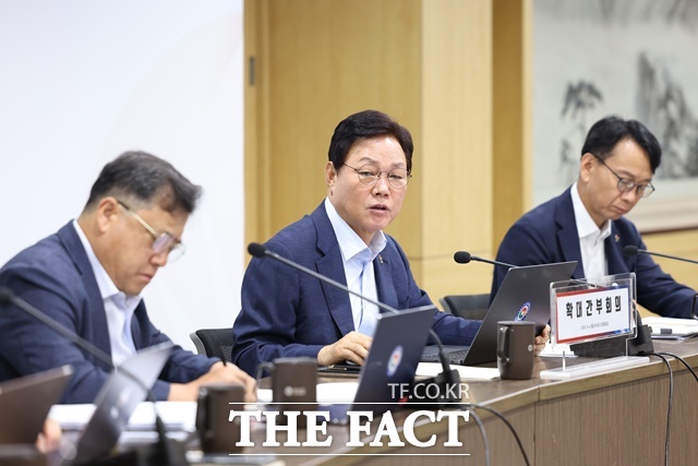 박완수 경남도지사(가운데)가 4일 도청 도정회의실에서 확대간부회의를 주재하고 있다./경남도