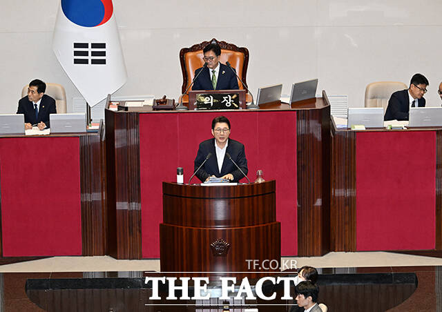 방송법 일부 개정안 상정에 반대하며 무제한 토론 시작하는 신동욱 국민의힘 의원.