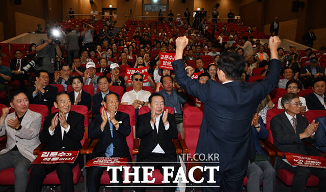 김문수 후보가 참가자들에게 인사하며 주먹을 쥐어보이고 있다.