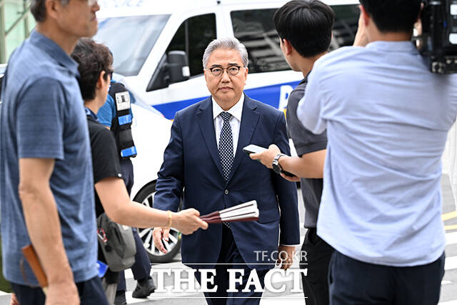 박진 전 외교부 장관이 4일 오후 서울 종로구 KT 광화문 빌딩 웨스트에 마련된 김건희 여사 관련 의혹을 수사 중인 민중기 특별검사팀 사무실로 출석하고 있다. /서예원 기자