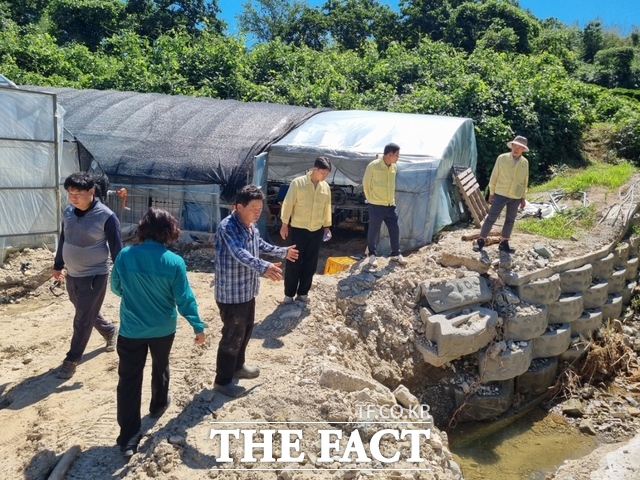 담양군 관계자들이 집중호우로 피해를 본 축산농가 현장을 둘러보고 있다./담양군