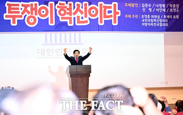 김문수 후보가 단상에 올라 발언하며 주먹을 들어보이고 있다.