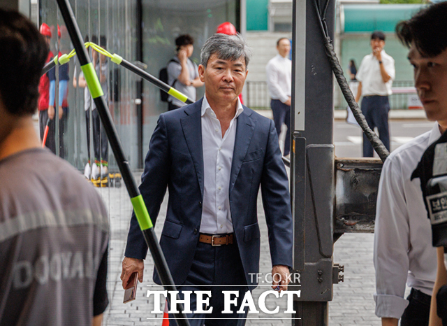 김건희 여사 계좌 관리인으로 알려진 이종호 전 블랙펄인베스트먼트 대표의 구속 여부가 이르면 5일 결정된다. 이 전 대표가 지난달 21일 오전 서울 종로구 KT광화문빌딩 웨스트에 마련된 김건희 여사 관련 의혹 수사 중인 민중기 특별검사팀 사무실로 출석하고 있다./이새롬 기자