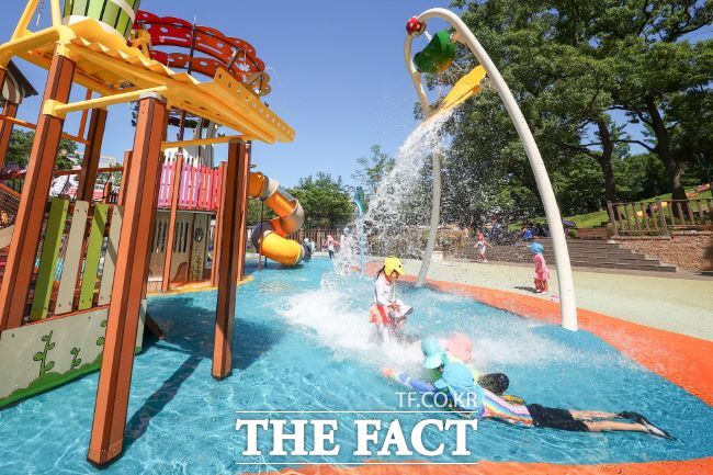 가막들공원 물놀이장 풍경 /의왕시