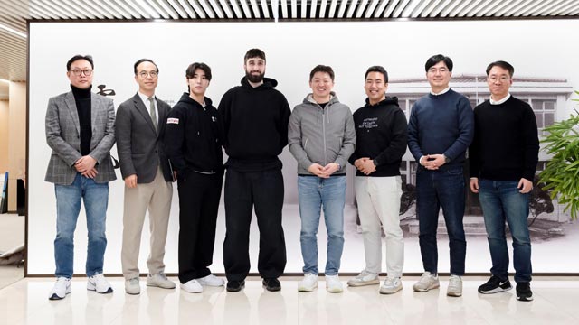 지난 3월 방한한 에이단 고메즈 코히어 CEO(왼쪽 네번째)가 삼일빌딩에서 최성환 SK네트웍스 사업총괄 사장 겸 피닉스랩 EA(왼쪽 다섯번째), 배민석 피닉스랩 대표(왼쪽 세번째) 등과 함께 기념촬영을 하고 있다.