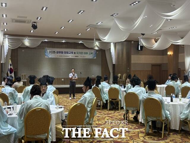 4일 전남 장성에서 충남도내 사립학교 행정실장을 대상으로 2025 사립학교 행정실장 청렴 연수를 진행하고 있다. /충남교육청