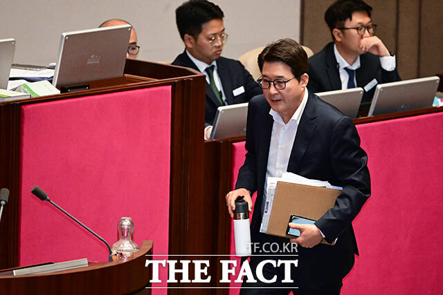 4일 오후 국회 본회의에서 이른바 방송 3법 중 하나인 방송법 일부개정법률안에 대한 무제한 토론이 시작된 가운데 첫 번째 토론 주자인 신동욱 국민의힘 의원이 필리버스터에 나서고 있다. /국회=남윤호 기자