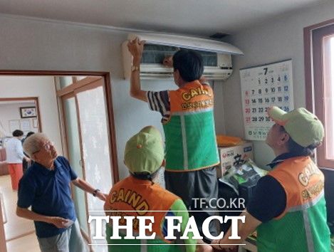 경기 안성시 지역자율방재단이 지난달 안성시 한 무더위 쉼터를 찾아 에어컨을 점검하고 있다. /안성시
