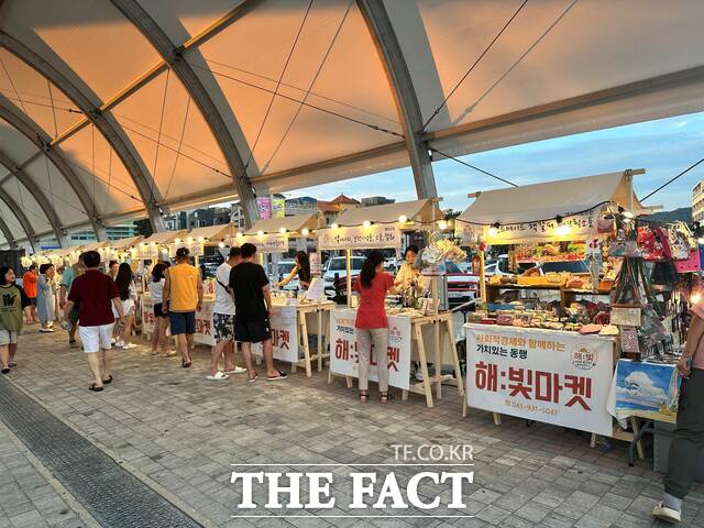 제28회 보령머드축제를 찾은 관광객들이 야간 프리마켓 한밤마켓을 둘러보고 있다. /보령시