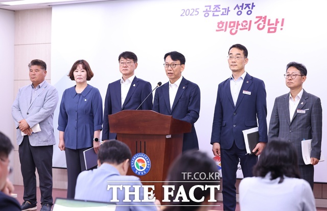 김명주(오른쪽 세 번째) 경제부지사가 4일 동부경남 첨단산업중심지 육성 계획을 발표하고 있다./경남도