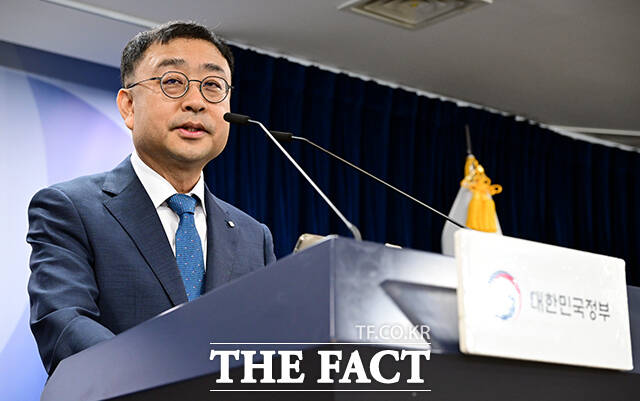 송상훈 과학기술정보통신부 정보통신정책실장이 4일 오후 서울 종로구 정부서울청사에서 독자 AI 파운데이션 모델 프로젝트 정예팀 선정 결과를 브리핑하고 있다. /임영무 기자