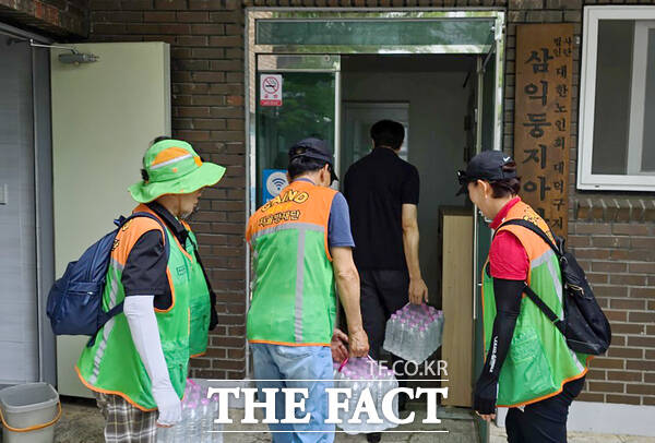 대덕구 지역자율방재단원이 4일 공공기관, 복지시설, 경로당 등 무더위 쉼터 180여 곳의 운영 상황을 점검하고 있다./대덕구