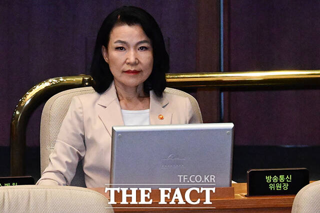 이날 이진숙 방송통신위원장이 방송법 일부개정법률안에 대한 무제한 토론을 청취하는 모습.