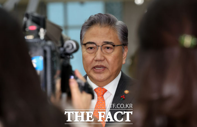 이임식을 앞둔 박진 외교부 장관이 10일 오전 서울 종로구 외교부로 출근하며 취재진의 질문에 답하고 있다.