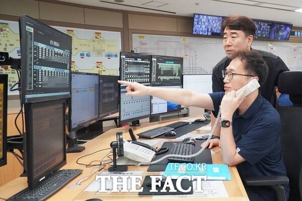대전교통공사는 폭염특보에 대응해 대전 0시 축제 기간 도시철도 냉방을 최대한 가동한다. 사진은 도시철도 스마트 공조 및 피크 전력 등을 통제하는 종합관제실 기계관제 모습. /대전교통공사