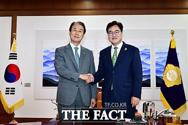 우원식 국회의장이 4일 오전 서울 여의도 국회에서 권오을 국가보훈부 장관(왼쪽)을 접견하며 기념사진 촬영을 하고 있다. /국회=배정한 기자