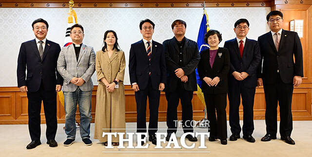 김민석 국무총리(왼쪽 네 번째)가 4일 오후 서울 종로구 정부서울청사에서 열린 이태원 참사 추모 위원 위촉식에서 민간위원들과 기념촬영을 하고 있다 . /임영무 기자