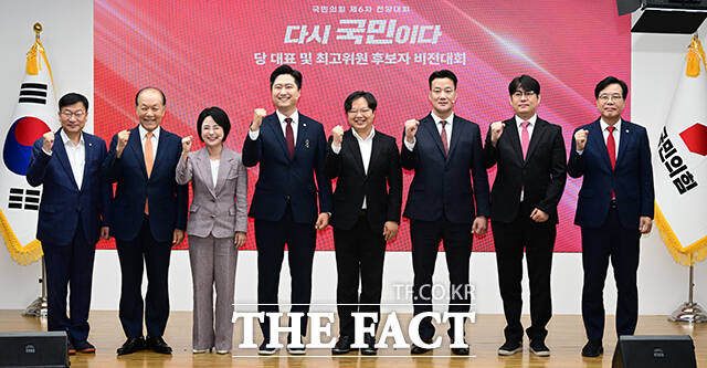 송언석 국민의힘 비상대책위원장 겸 원내대표(오른쪽)를 비롯한 청년 최고위원 후보 등 관계자들이 기념촬영을 하고 있다.