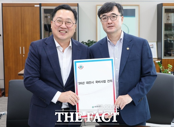 이장우 대전시장(사진 왼쪽)이 4일 정부세종청사를 방문해 임기근 기획재정부 제2차관(오른쪽)과 면담을 갖고 주요 현안 사업에 대한 국비 지원을 공식 요청했다./대전시