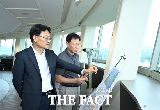 엄진섭 경기 구리시 부시장(왼쪽)이 구리토평2공공주택지구 조성 사업 예정부지를 찾아 브리핑을 듣고 의견을 제시하고 있다./구리시