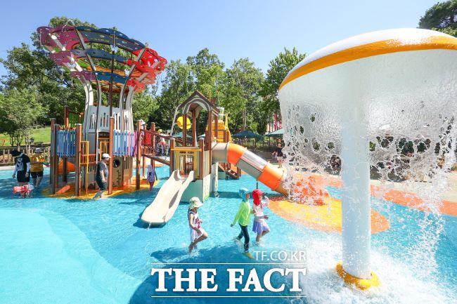 가막들공원 물놀이장 풍경 /의왕시