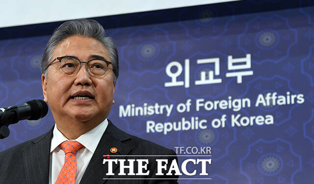 김건희 여사 연루 의혹을 수사하는 민중기 특별검사팀이 윤석열 전 대통령 부부의 우크라이나를 방문한 경위를 수사하기 위해 박진 전 외교부 장관을 불러 조사한다. 퇴임을 앞둔 박진 외교부 장관이 지난해 1월10일 오전 서울 종로구 외교부 청사에서 열린 이임식에 참석해 이임사를 하고 있다. /임영무 기자