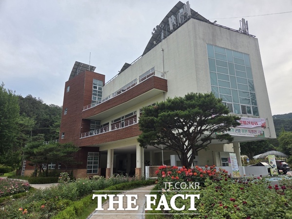 대전 동구가 새롭게 단장한 대청호자연생태관이 큰 호응을 얻으며 여름철 최고의 피서지로 각광받고 있다. 사진은 대청호자연생태관 전경./대전 동구