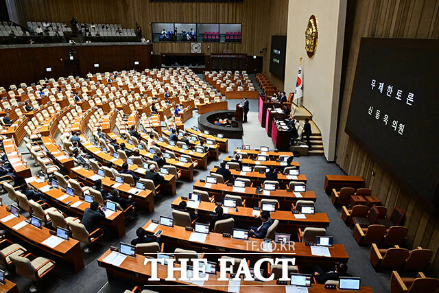 한 쪽 텅 빈 본회의장.