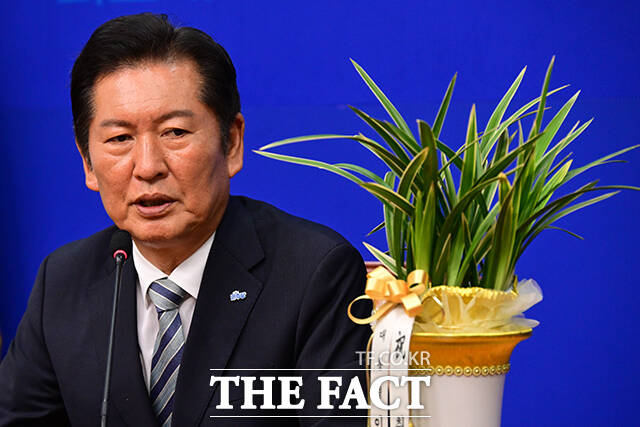 더불어민주당이 정청래 신임 대표 체제 출범과 함께 야당에 대한 강공 드라이브를 본격화하고 있다. 민주당은 검찰·언론·사법 3대 개혁 특위를 신속 가동하며 내란세력 척결을 전면에 내세운 강경 노선을 예고했다. /남윤호 기자