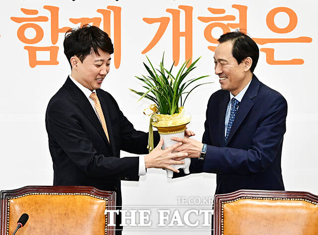 이준석 개혁신당 대표에게 이재명 대통령이 보낸 축하 난 전달하는 우상호 대통령실 정무수석.